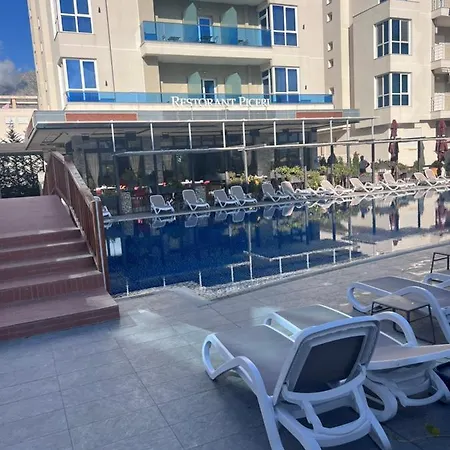 Tirana فلورا